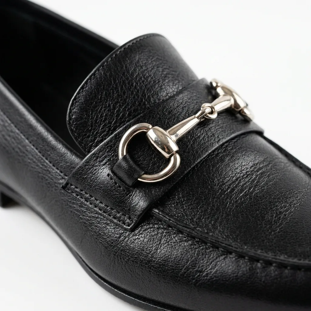 Mocassin classique en cuir marron sur fond neutre